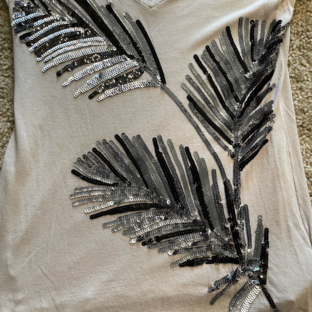 Express Feather V Neck - Picture 2 of 2